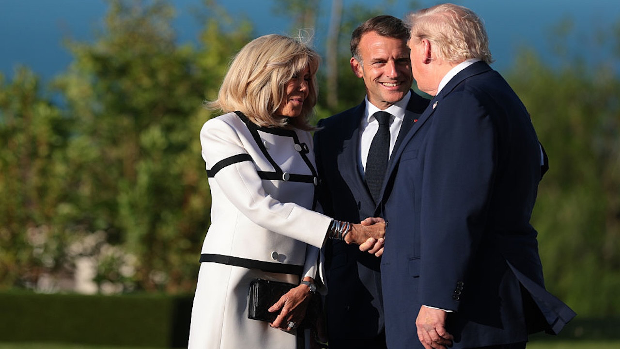 G7 liderlerinin Donald Trump telaşı: Brigitte Macron'la "uzun" el sıkışması gündem oldu