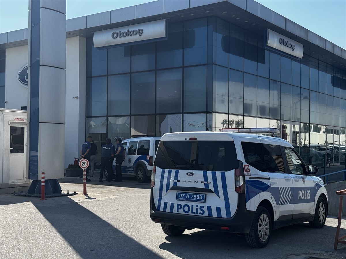 Antalya'da Otokoç yetkili servisine silahla ateş açıldı
