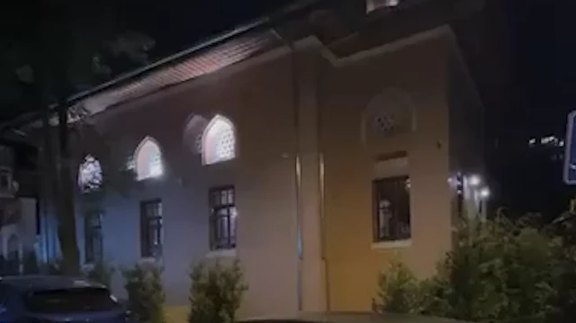 Cami kapısı yanına içki masası kurdular