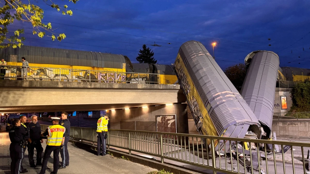 İki tren çarpıştı, vagonlar köprüden düştü