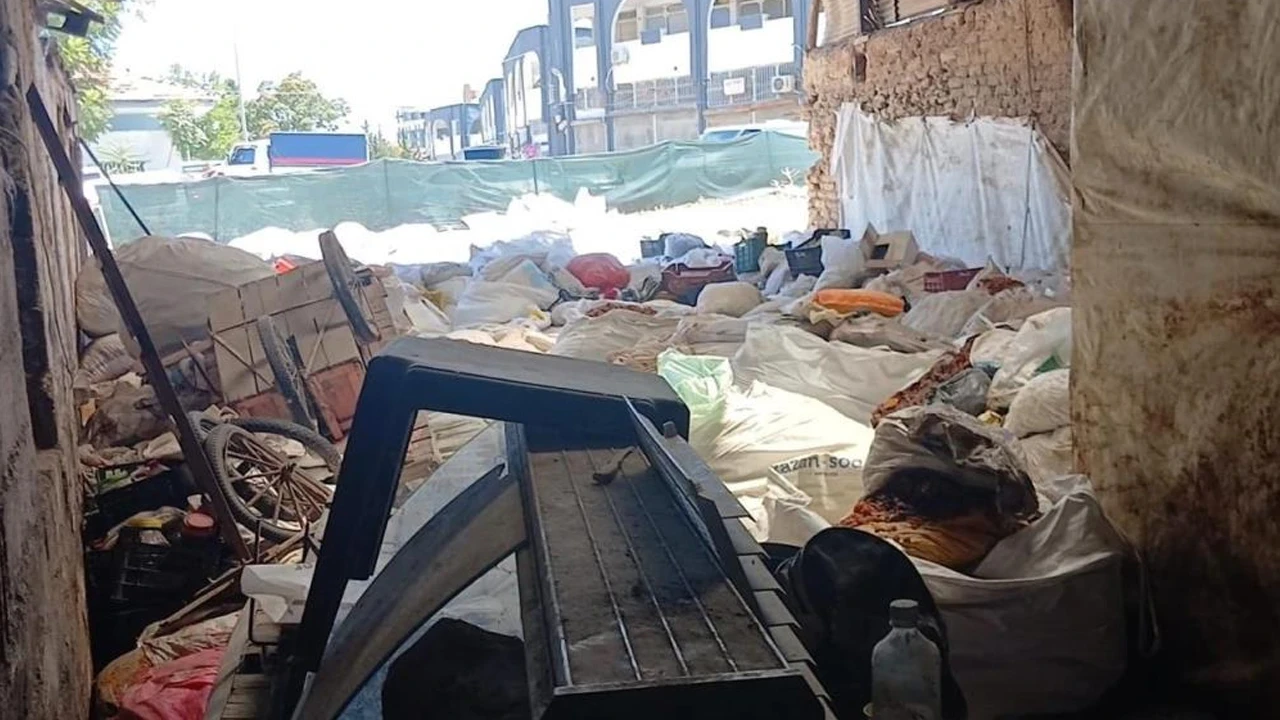 Malatya Battalgazi'de sağlıksız şartlarda kayısı depolayan ruhsatsız iş yeri mühürlendi