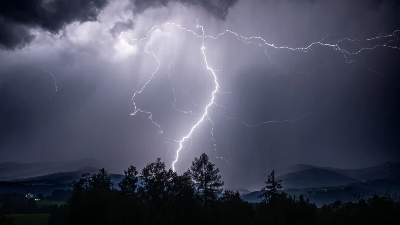 Meteoroloji İki Bölge İçin Uyardı: Ani Sel, Su Baskını ve Yıldırım Uyarısı