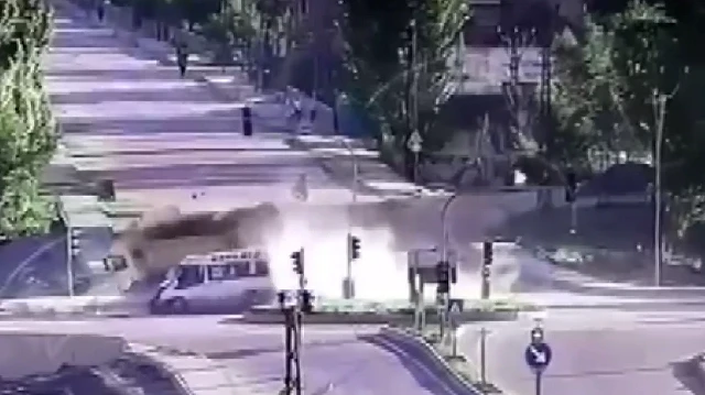Hakkari'de 3 kişinin hayatını kaybettiği kaza kamerada