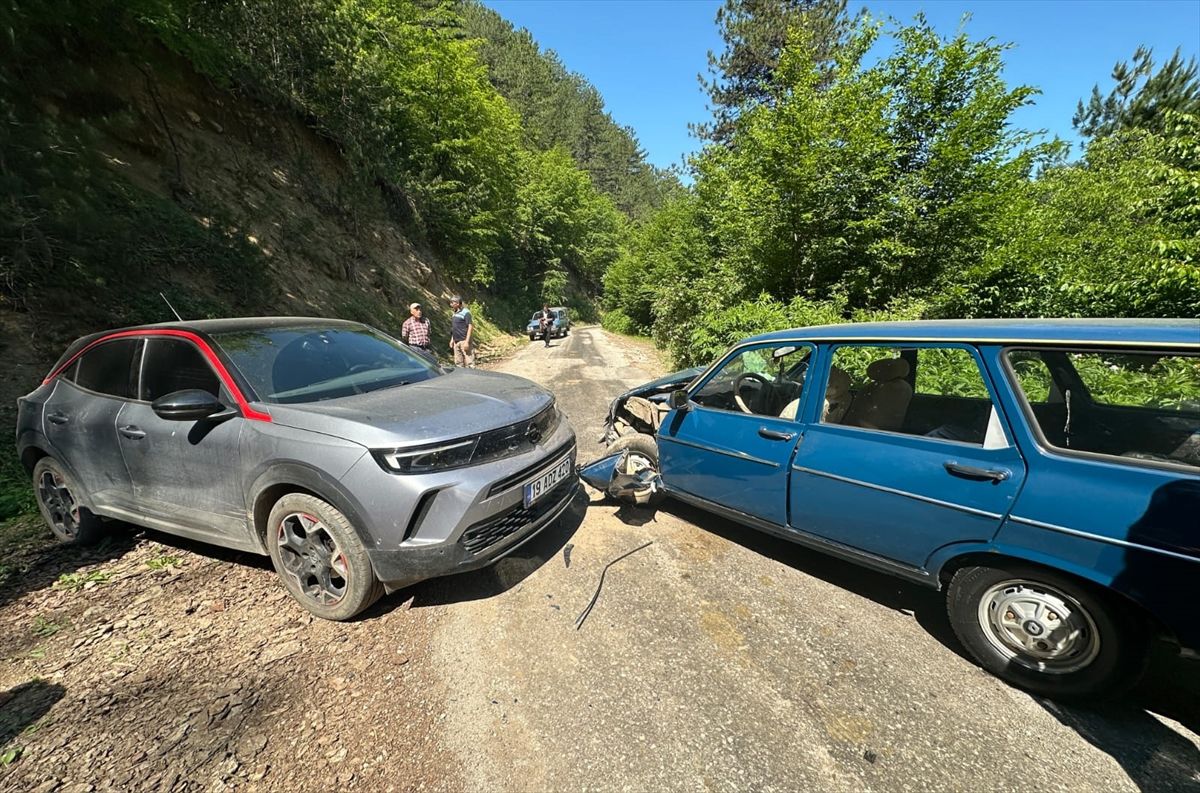 Çorum'da çarpışan iki otomobildeki 5 kişi yaralandı