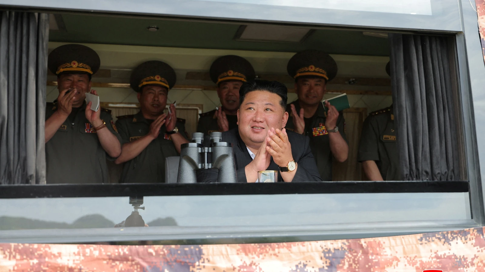 Kuzey Kore lideri Kim, yeni silahların test edilmesini izledi