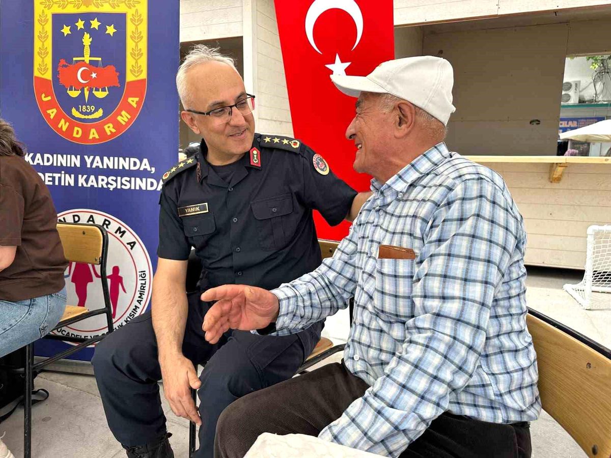 Burdur'da jandarmanın 187'nci kuruluş yıl dönümünü vatandaşlarla kutladı