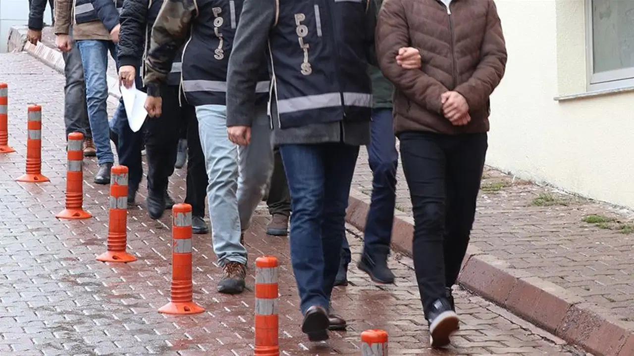 FETÖ’ye 81 ilde dev operasyon: 170'i aktif kamu personeli olmak üzere 704 gözaltı, 269 firarı aranıyor