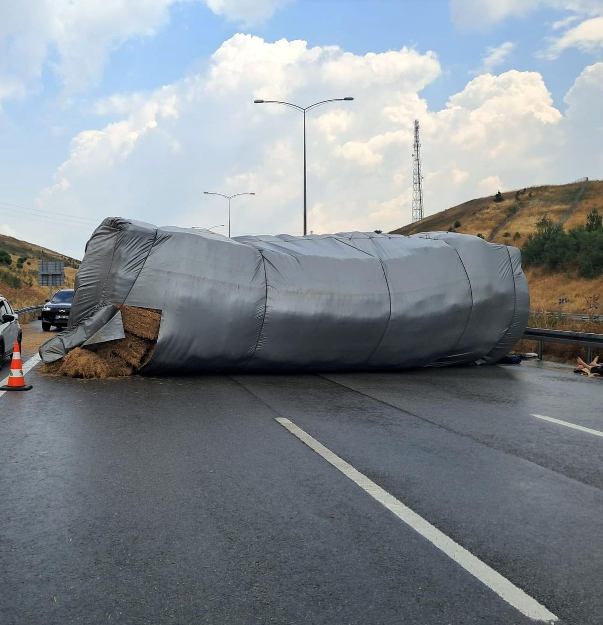 Balıkesir'de saman yüklü tır devrildi, otoyol trafiğe kapandı