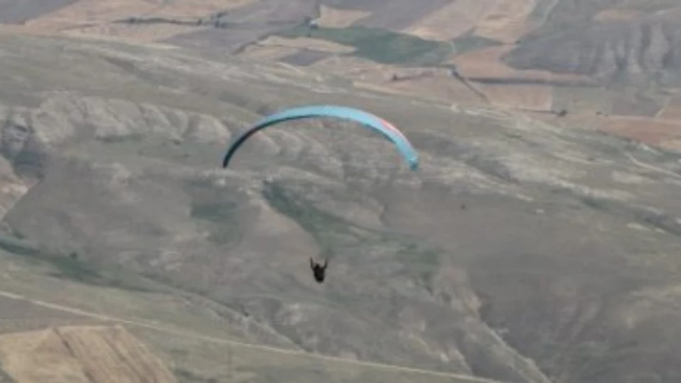 30 metre yükseklikten kayalıklara çakılan yamaç paraşütü pilotu hayatını kaybetti