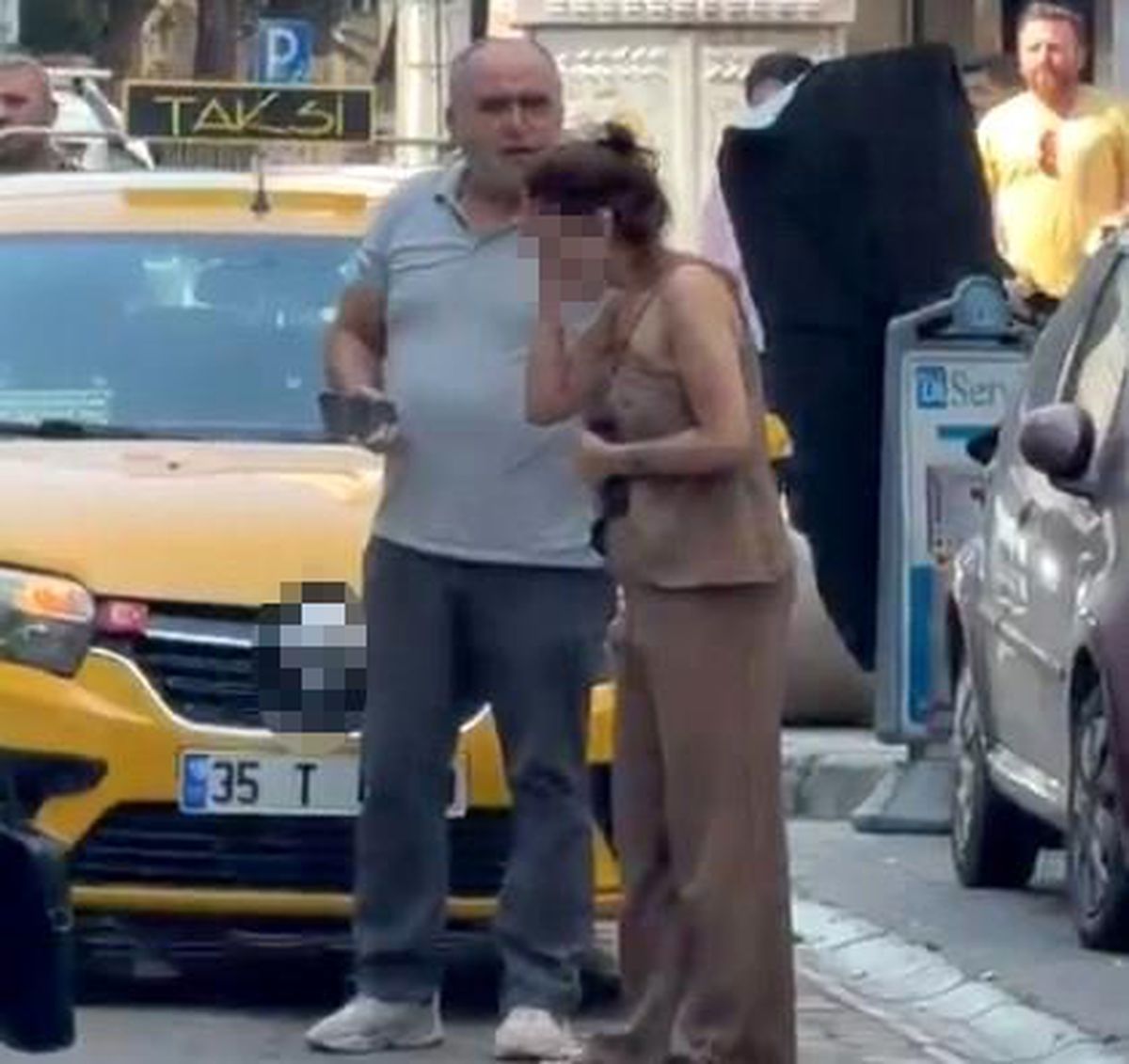 İzmir'de taksici ile vatandaş arasındaki 'güzergah' kavgası kamerada