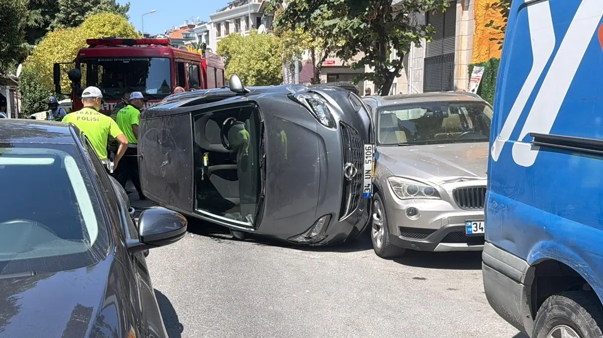 Seyir halindeki otomobil park halindeki araca çarptı! Bakırköy'de otomobil yan yattı