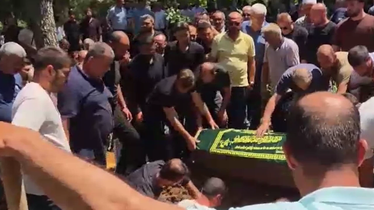 Kazada ölen motosiklet sürücüsü, aynı kaderi paylaştığı ablasının yanında toprağa verildi