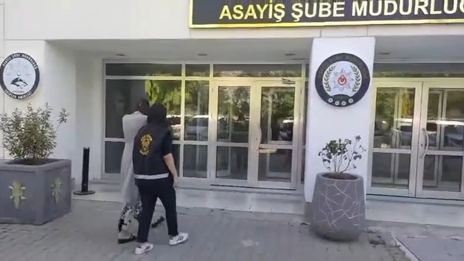 Yardım bahanesiyle yaşlı adama yaklaşan kadın, parasını alıp kaçtı