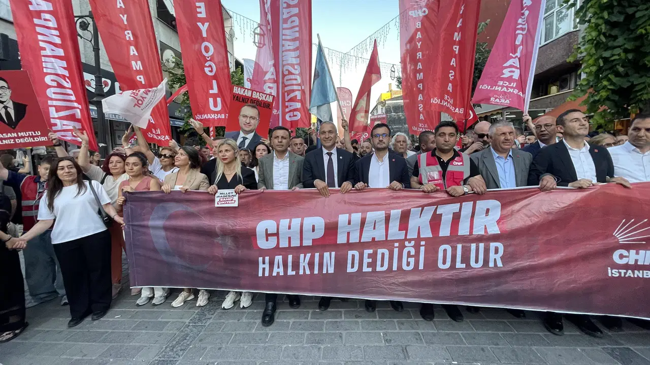Bayrampaşa'da 'Geçim, Özgürlük, Adalet, Seçim' yürüyüşü... Özgür Çelik: 'Mücadelemiz bu toprakların ikinci kurtuluş mücadelesidir'