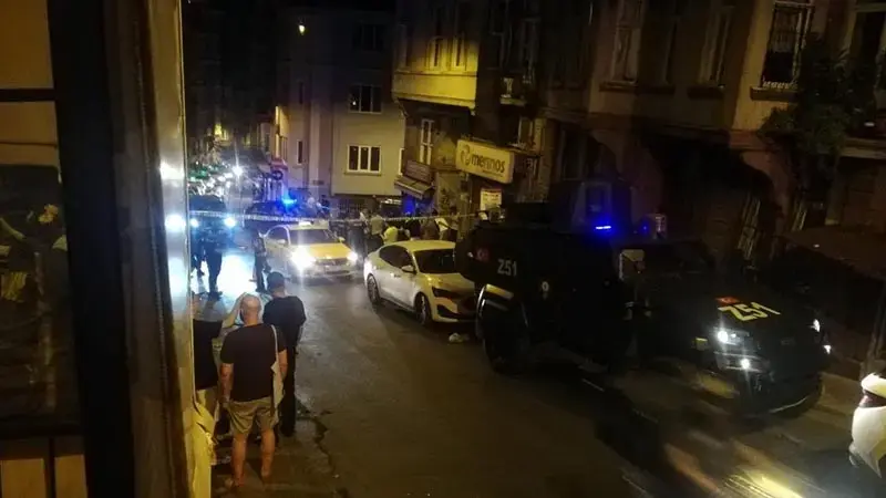 Beyoğlu'nda patlayıcı bırakılan sokaktaki bina, araç ve iş yerlerinde hasar oluştu