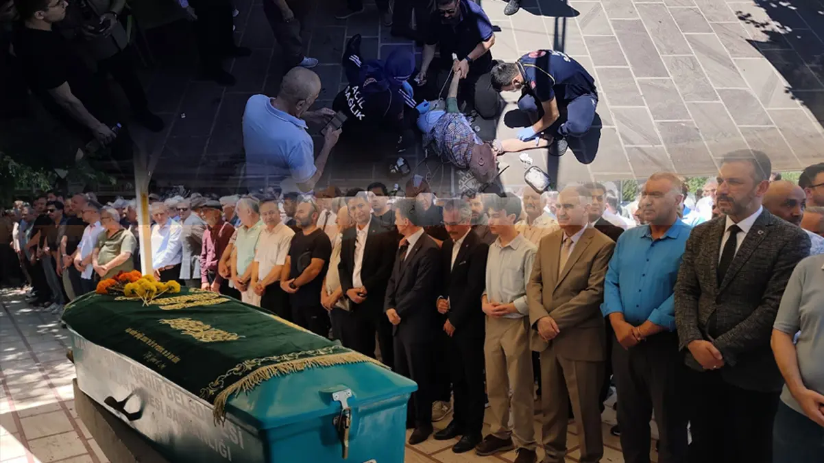 Aynı okulda görev yaptılar! Cenaze namazında üzücü olay