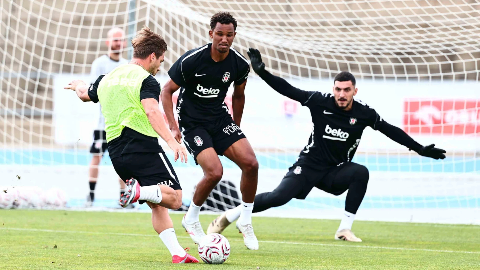 Beşiktaş, yeni sezon hazırlıklarını çift antrenmanla sürdürdü