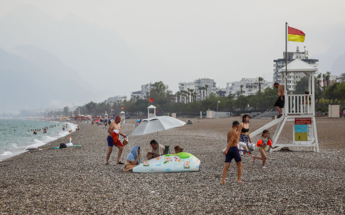 Antalya'da Sıcak Hava ve Yağmur Sürprizi