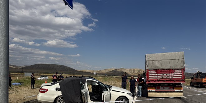 Çankırı'da tır ile otomobilin çarpıştığı kazada 3 kişi öldü