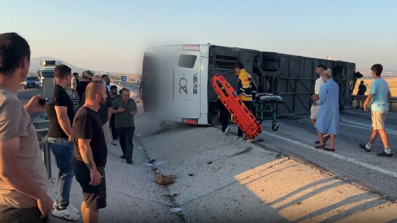 Kütahya'da yolcu otobüsü devrildi: Çok sayıda yaralı var