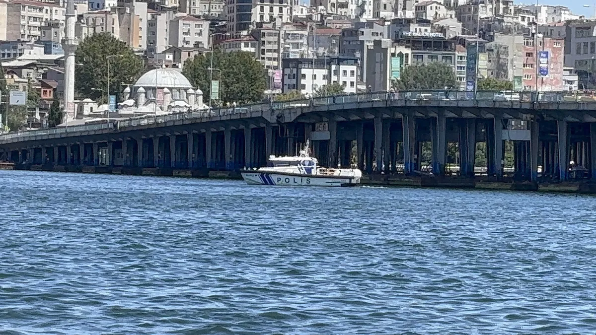 Haliç'te tur teknesi köprü ayağına çarptı: Personel denize düştü, arama çalışması başlatıldı