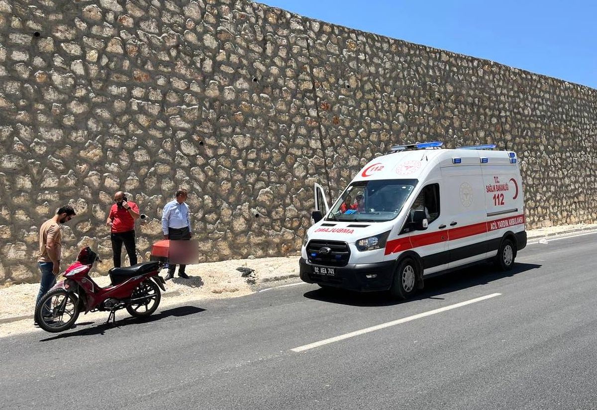 Kontrolden çıkan motosiklet devrildi: 1 yaralı