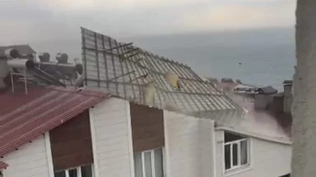Ahlat'ta şiddetli fırtına çatıları uçurdu