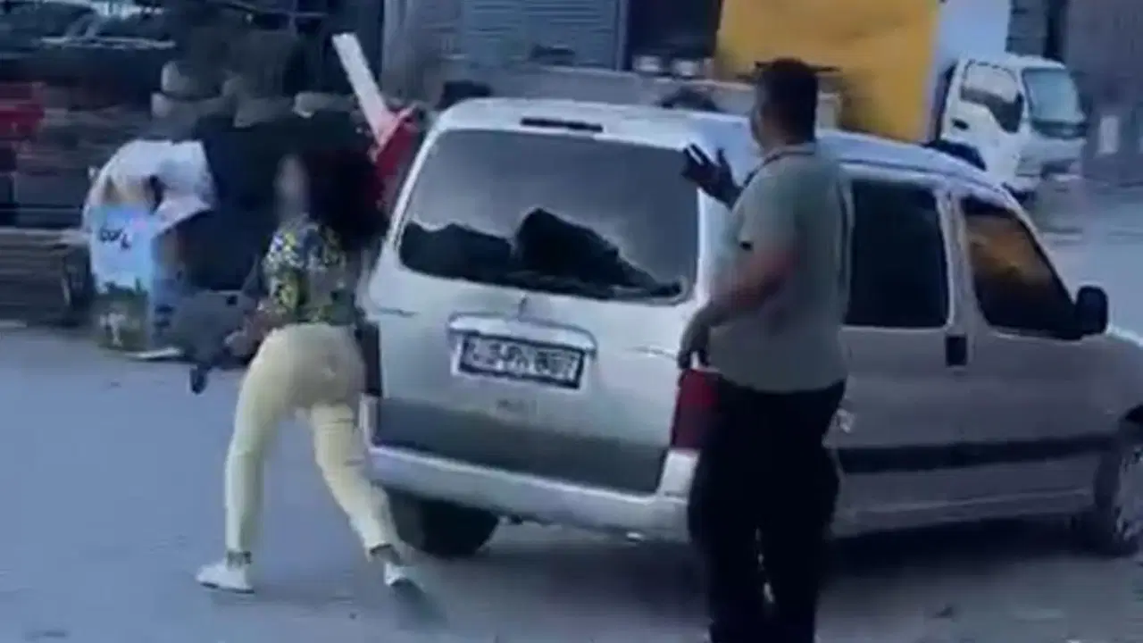 Sinirlendiği erkeğin aracına ve dükkanına çekiçle saldırdı