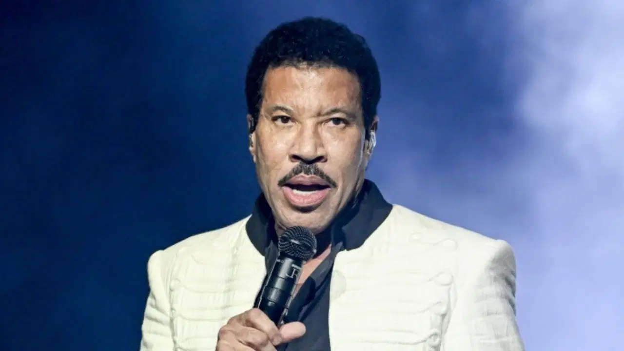 Lionel Richie turnenin ilk gecesinde sahnede rahatsızlandı: Konseri yarıda kesti