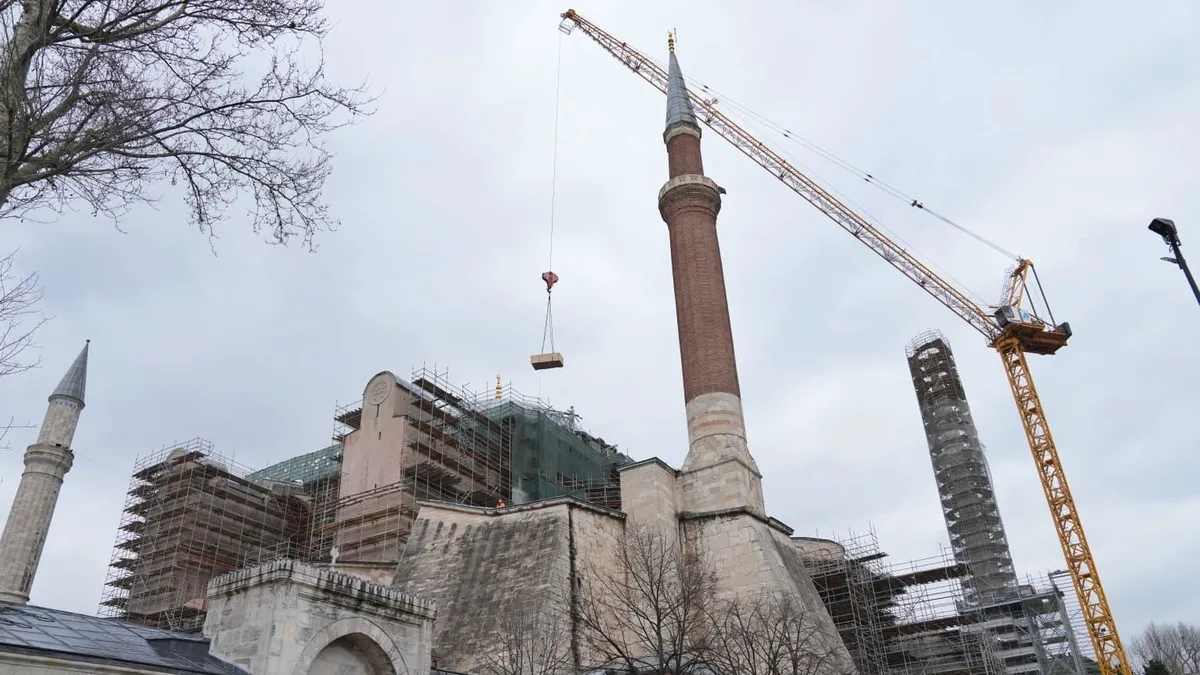 İbadet kesintisiz sürecek! Ayasofya’da tarihi restorasyon