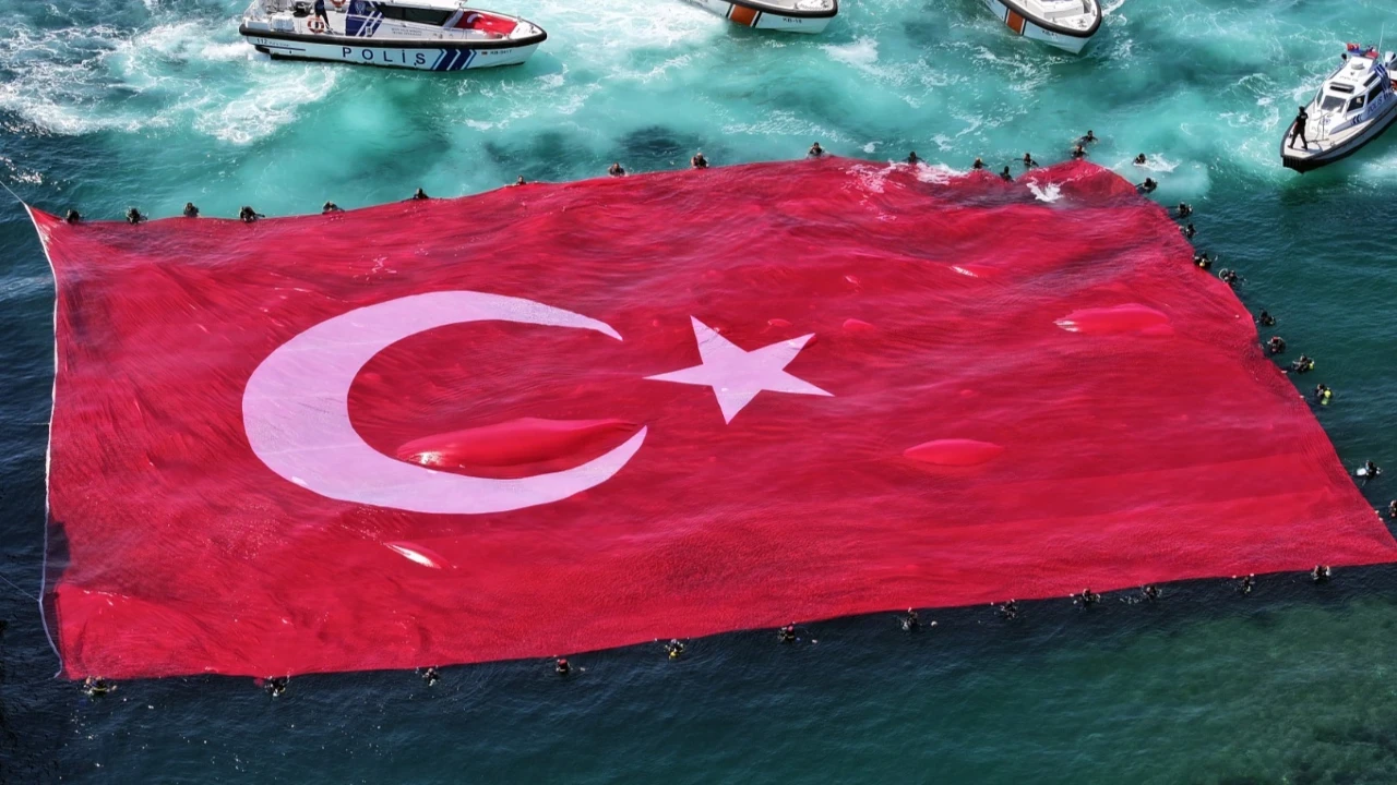Boğaz’da nefes kesen kortej: Vatandaşlar akın etti