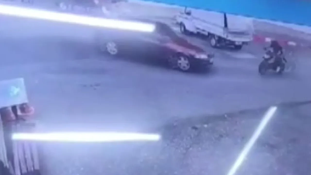 Motosiklet sürücünün ölümden döndüğü kaza anı kamerada