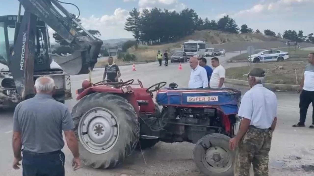 Kütahya'da otomobil ile traktör çarpıştı: 3 yaralı