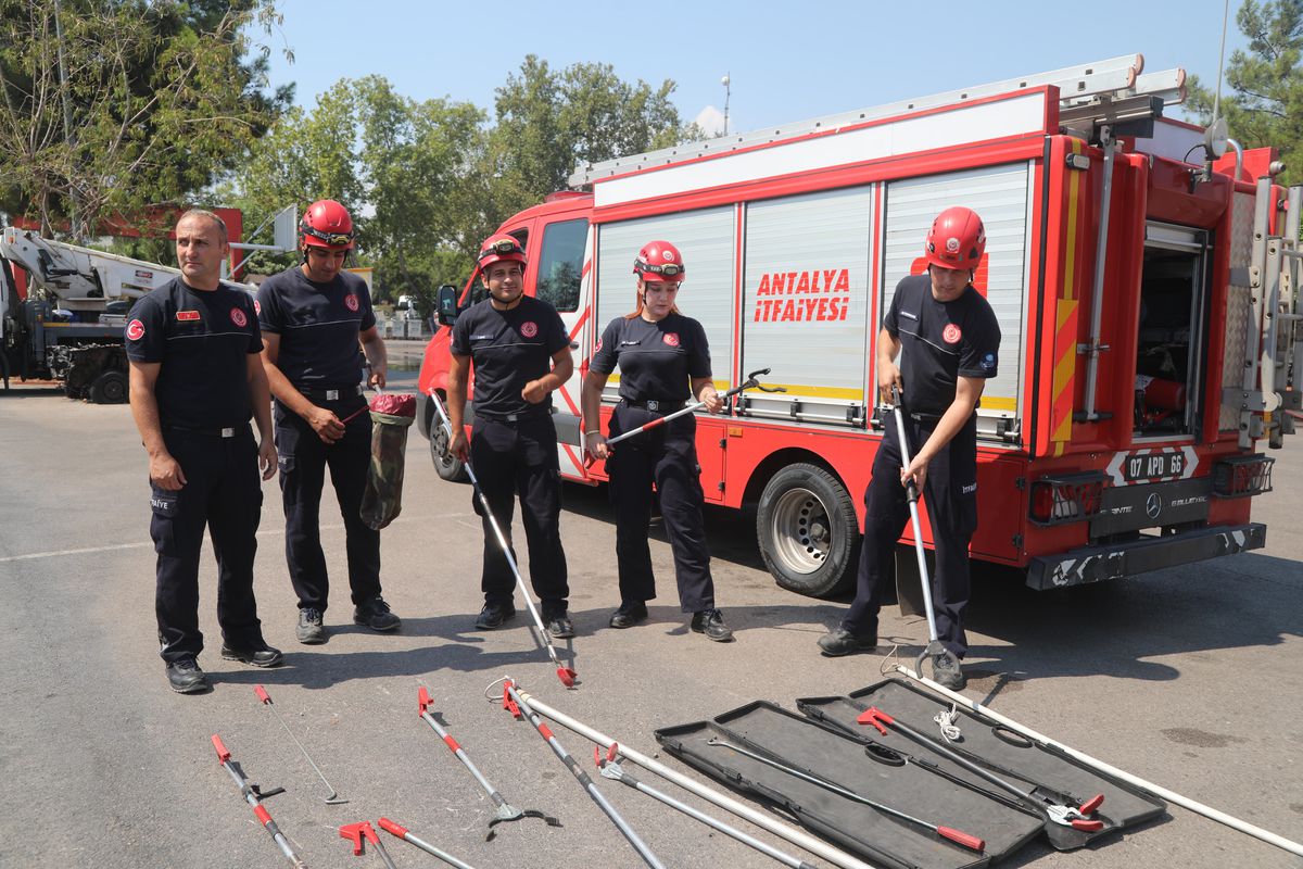Antalya'da Yılan Vakaları Artıyor: İtfaiyeden Uyarı
