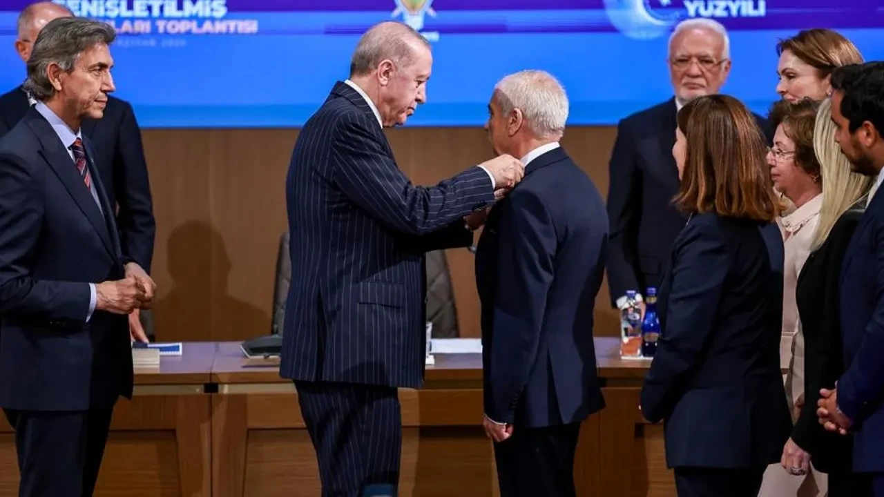 Siyaset bu iddiayı konuşuyor: Bir büyükşehir belediye başkanı daha AK Parti'ye geçecek