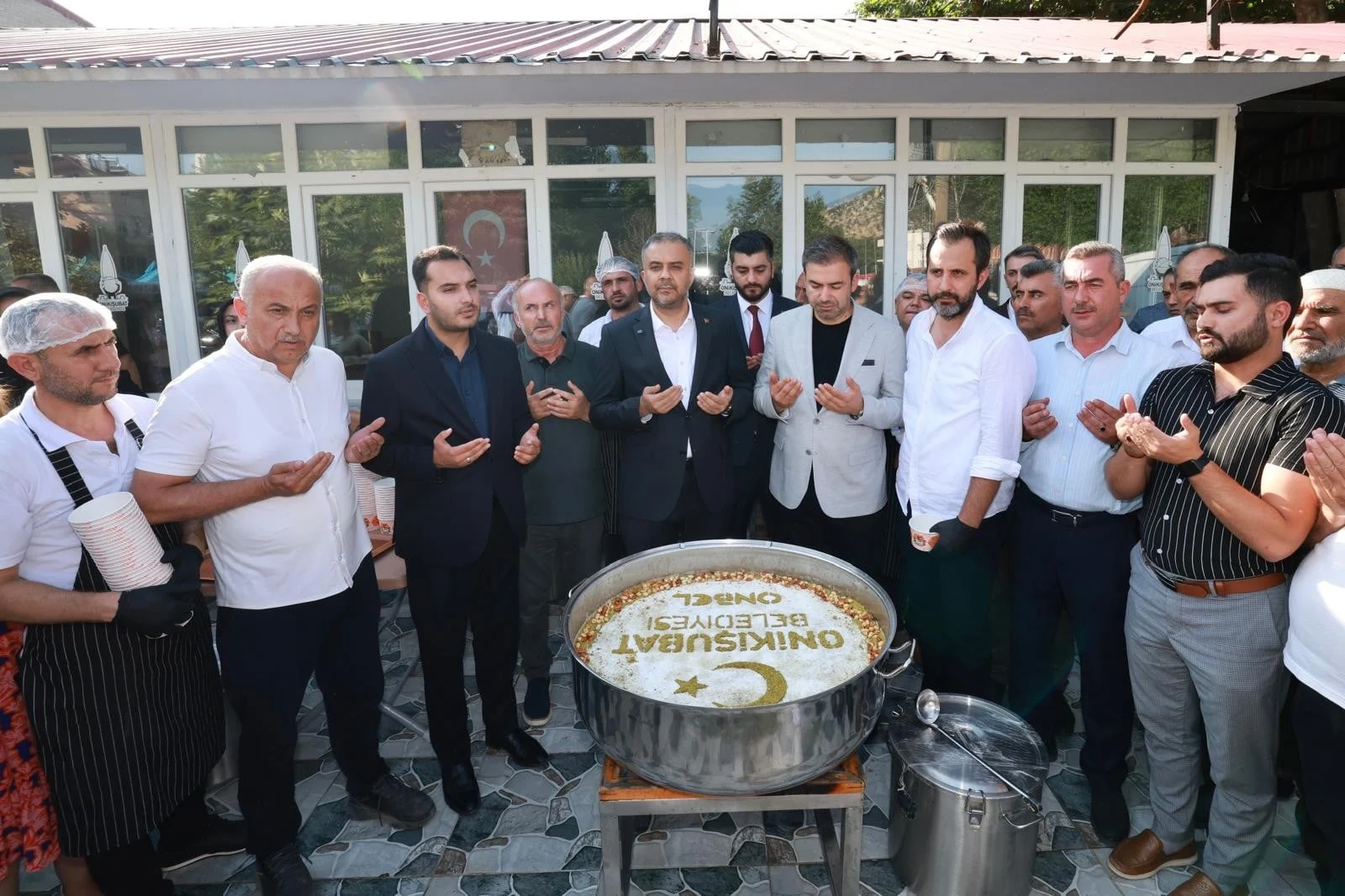 Başkan Toptaş önce aşure dağıttı, sonra vatandaşların sorularını yanıtladı