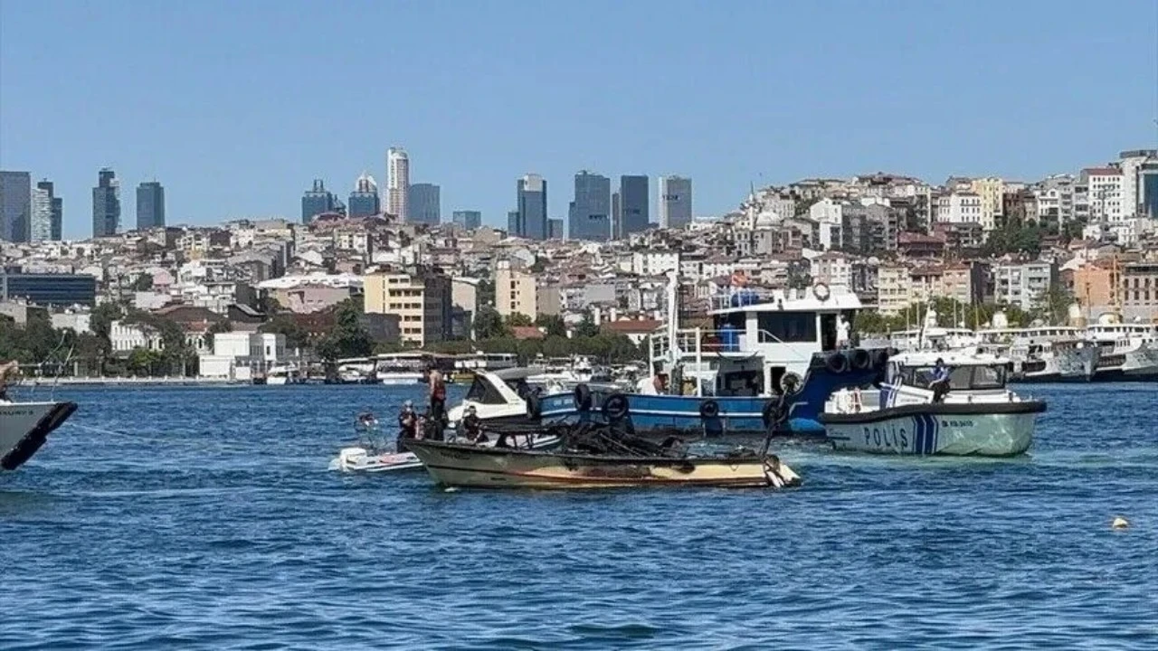 İstanbul Haliç'te teknede çıkan yangın korkuttu: İtfaiye ekipleri yangını kontrol altına aldı