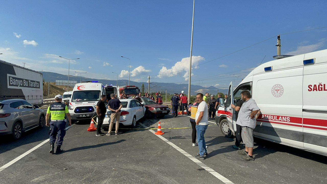 Sakarya'da iki otomobilin çarpıştığı kazada 7 kişi yaralandı