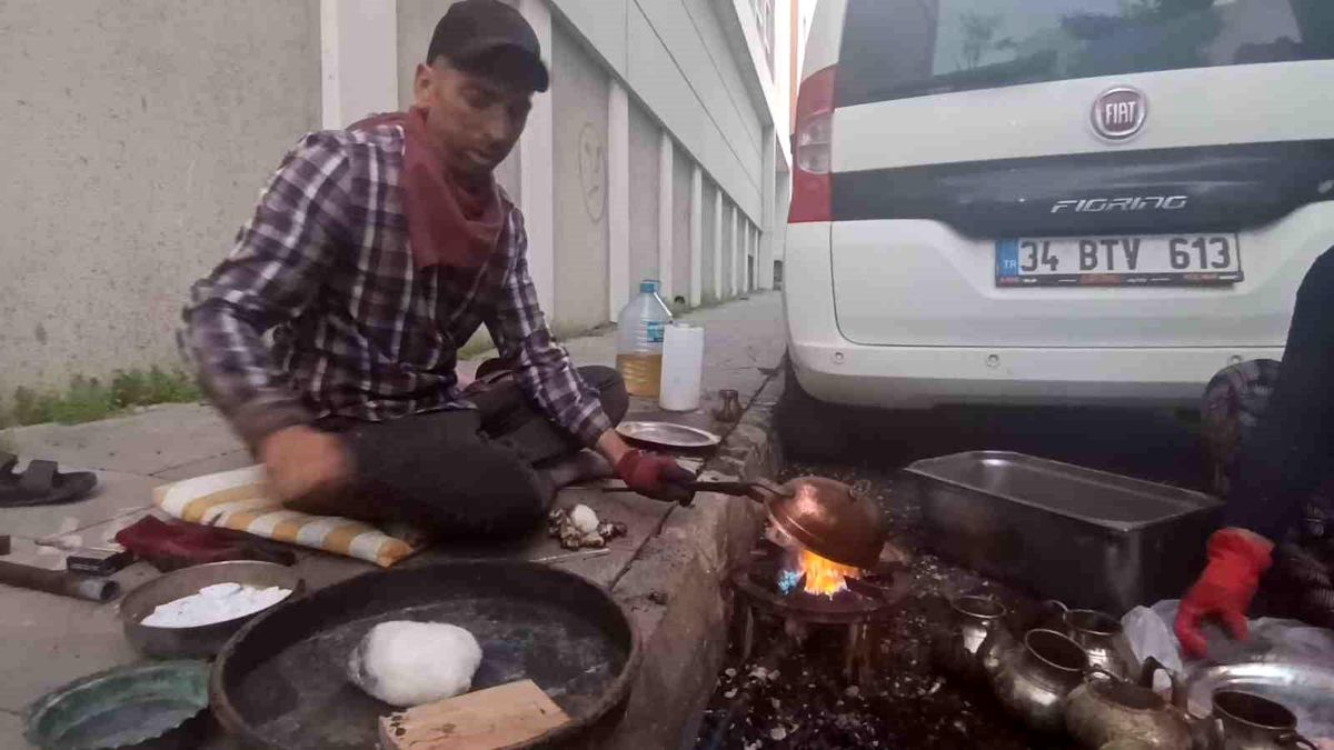 Kars sokaklarında alın teriyle geçim: Karı-koca kalaycılık yaparak ekmeklerini kazanıyor