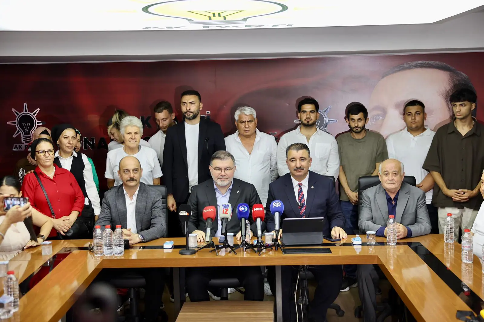 İzmir'de istifa depremi! Yüzlerce kişi AK Parti'ye katıldı