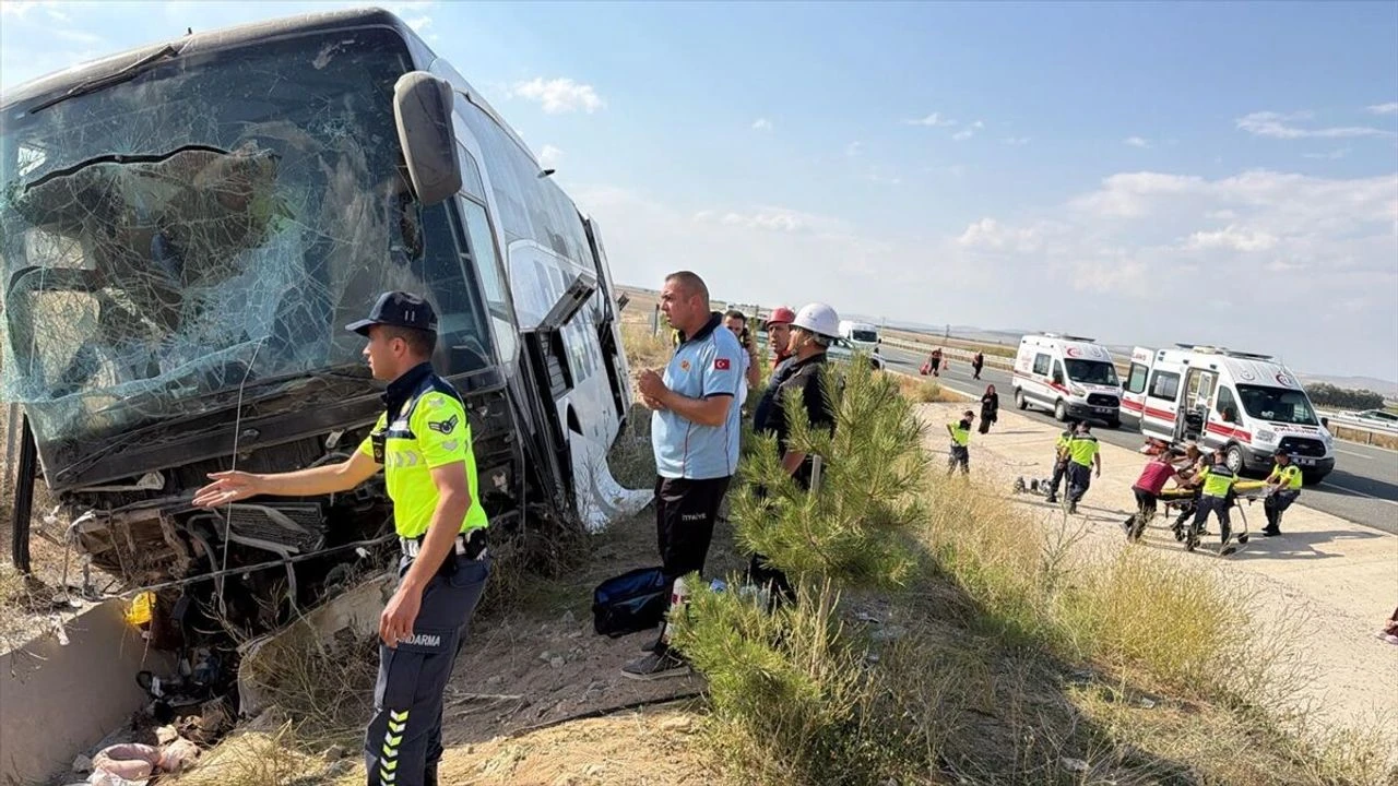 Aksaray'da yolcu otobüsü yoldan çıktı: Çok sayıda yaralı var