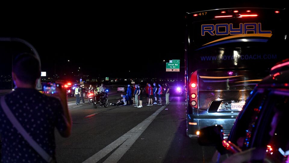 A Milli Takım'a eşlik eden motosikletli polis kaza yaptı
