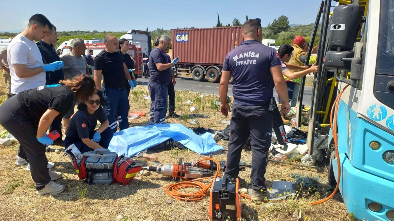 İki minibüs çarpıştı: Ölü ve yaralılar var