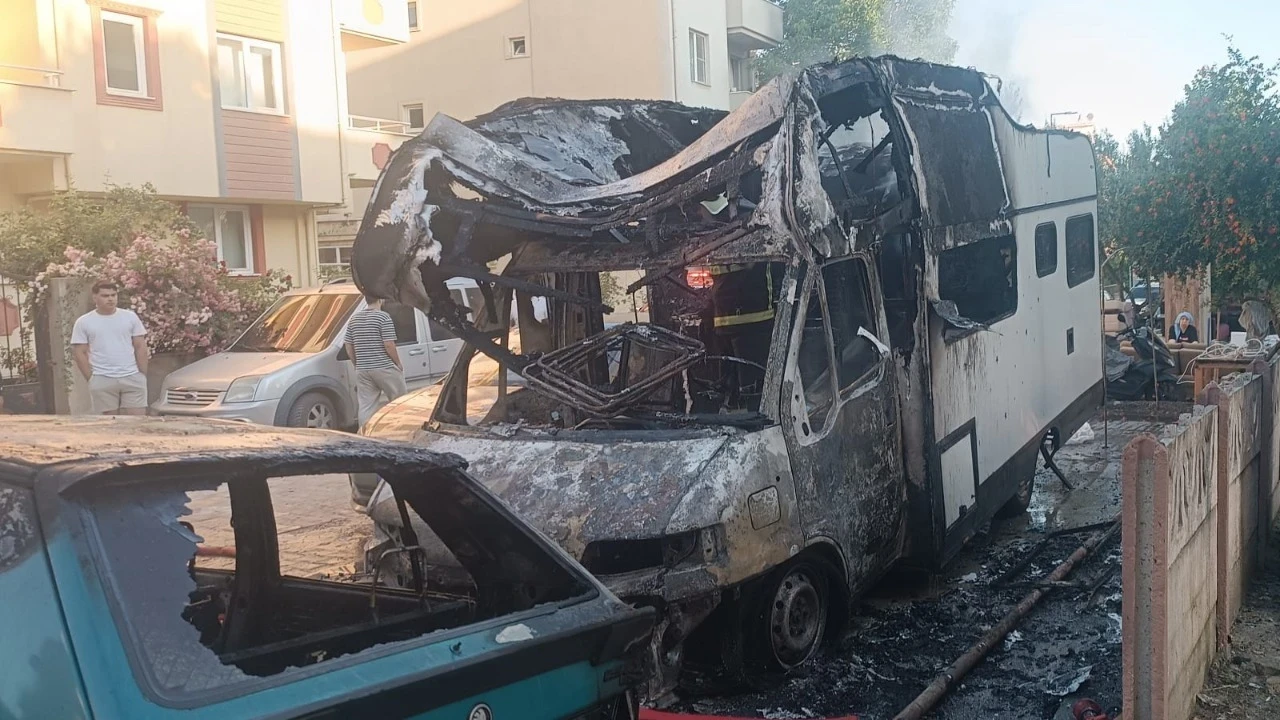 Muğla’da park halindeki karavan ve otomobil alevlere teslim oldu