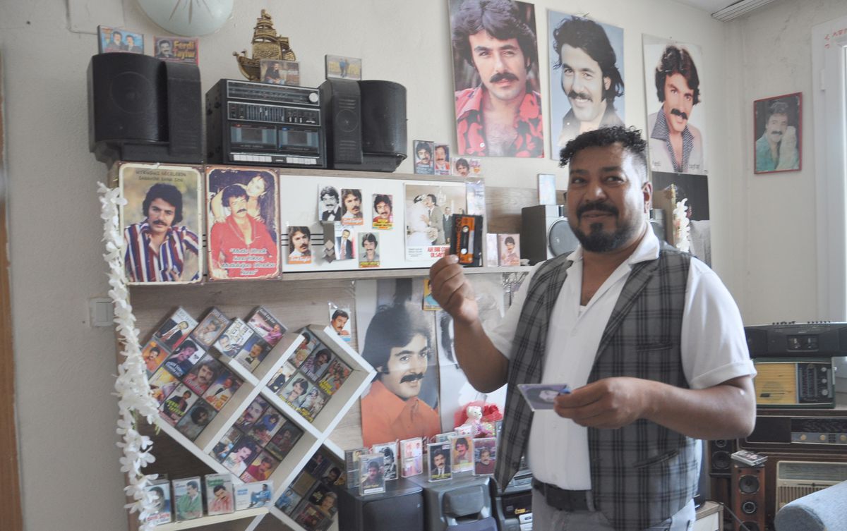 Ferdi Tayfur sevgisini evinde yaşatıyor