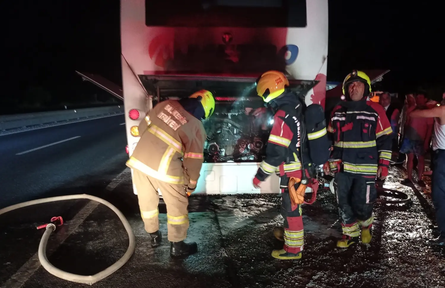 Yolcu otobüsünde yangın: Gece vakti faciadan dönüldü