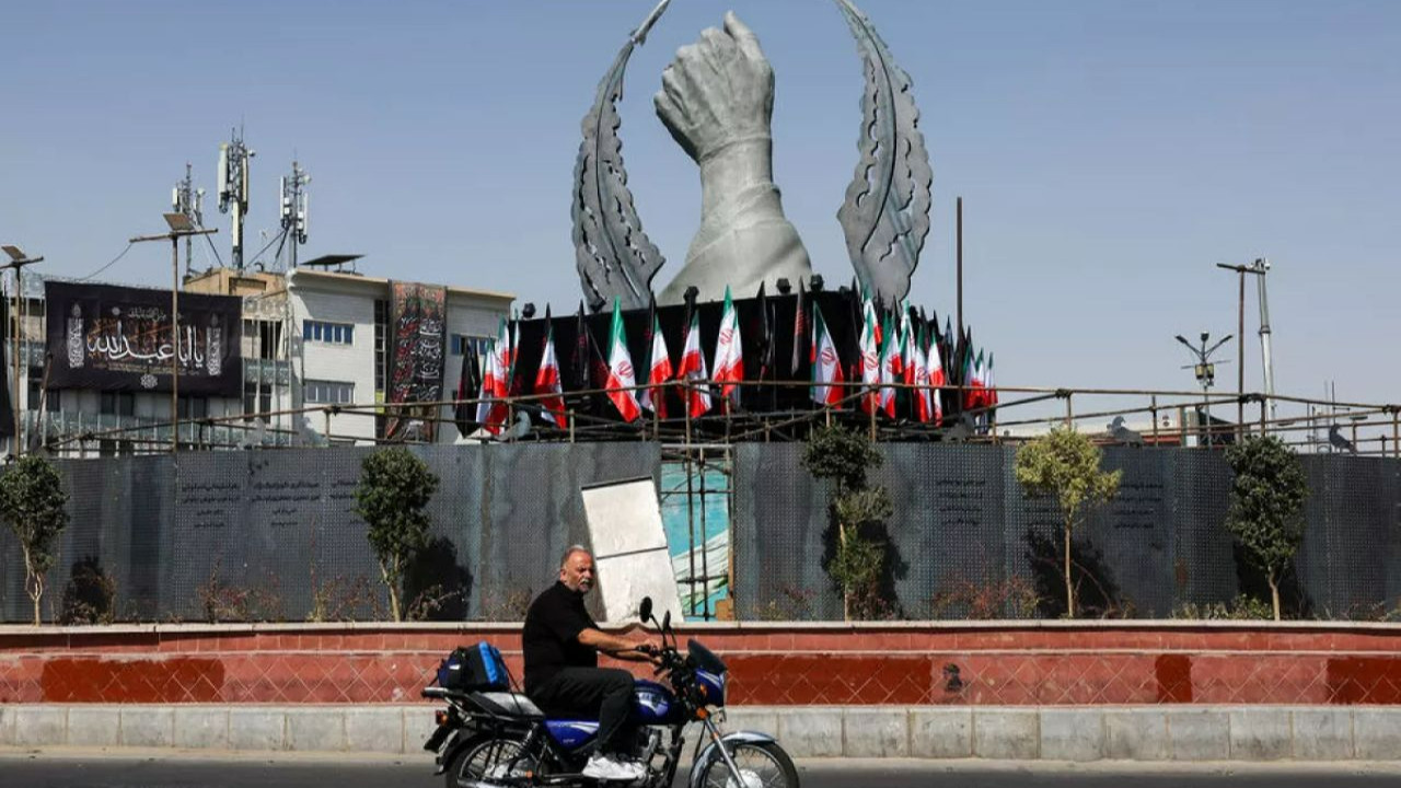 Tahran'da tarihi tören: Hamaney için dev yumruk anıtı!