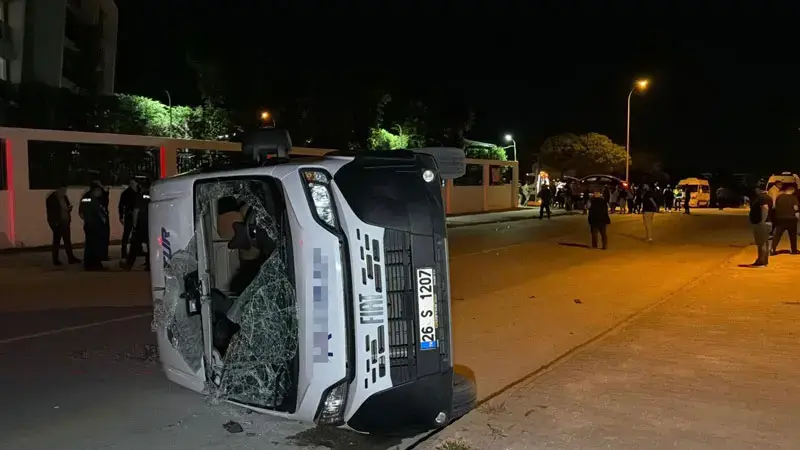 Eskişehir’de otomobilin çarptığı işçi servisi devrildi: 7 yaralı