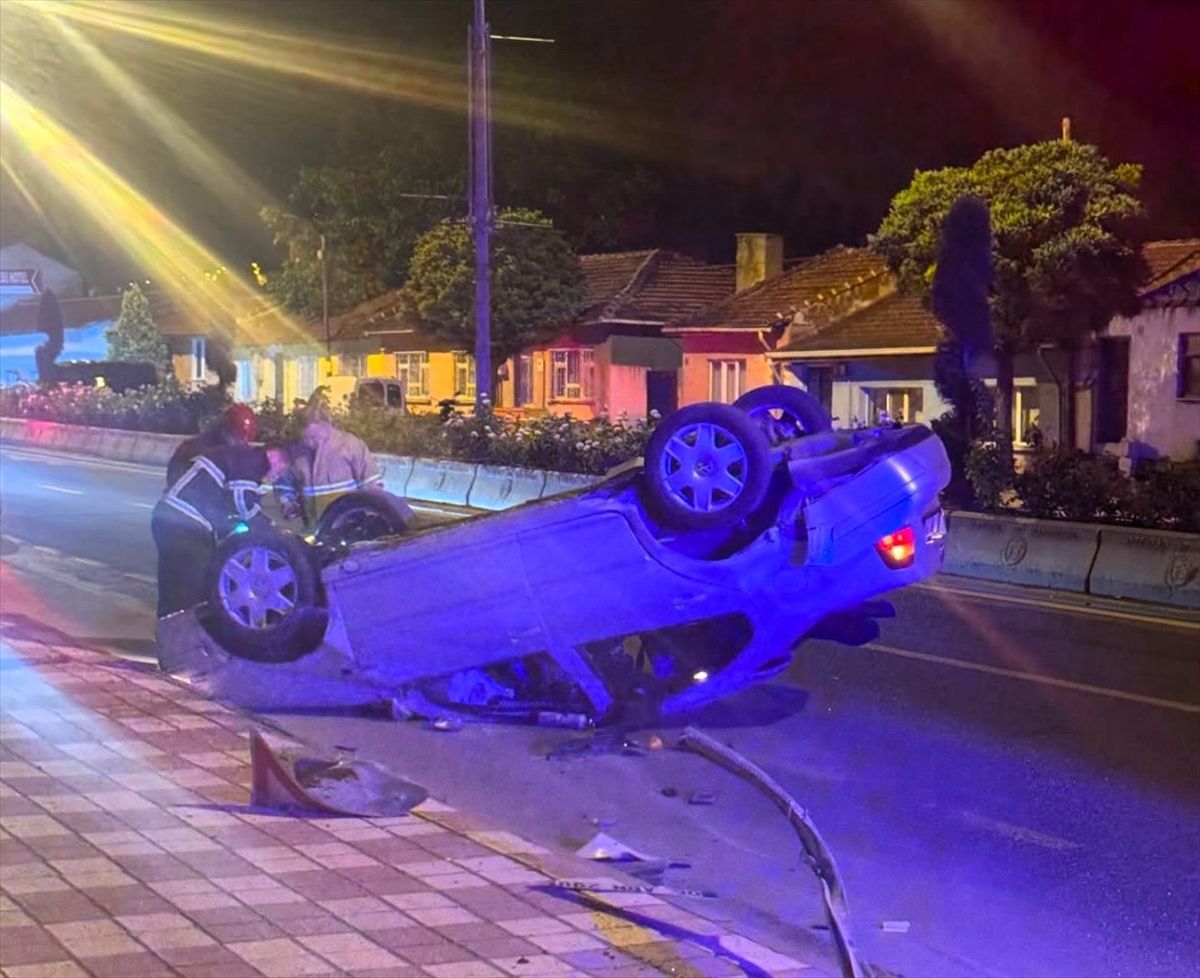 Bilecik'te otomobilin refüje çarptığı kazada 2 kişi yaralandı