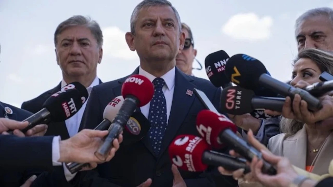 Özgür Özel, 34 yıllık partisi CHP'den istifa etti